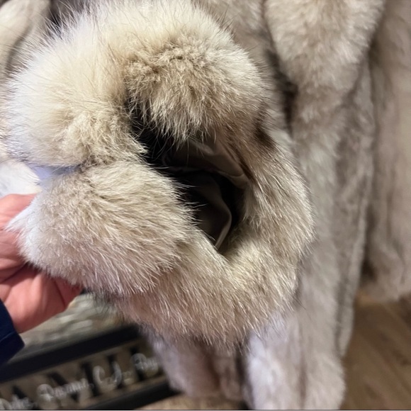 Crest Furcrest Fine Furs Coat in Cream and Gray - Picture 4 of 9